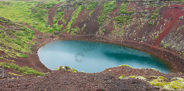 Kerid是一片绿绿石颜色的火山口湖 冰岛绿色地标圆形陨石火山火山口风景天空红色蓝色图片