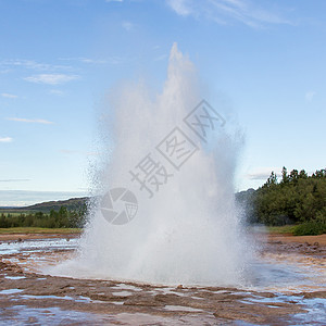 冰岛Geysir地区Strokkur爆发地热蒸汽喷泉来源压力游客图片