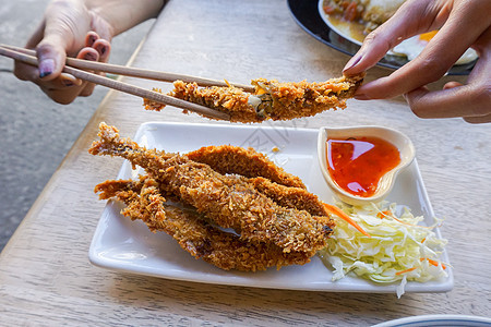 油炸炸薯片酱辣辣酱触手金子油条涂层小吃面包屑美食油炸盘子乌贼图片