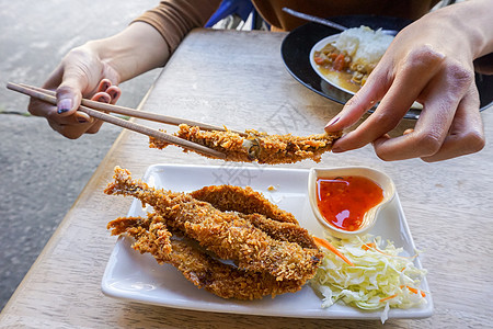 油炸炸薯片酱辣辣酱海鲜小吃油炸涂层乌贼美食面包屑盘子触手食物图片