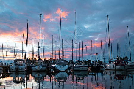 日落时从荷兰的Katuude港停靠在港口的船运动游艇帆船图片