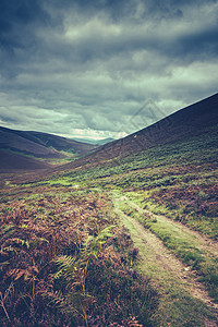 苏格兰的山坡轨迹图片