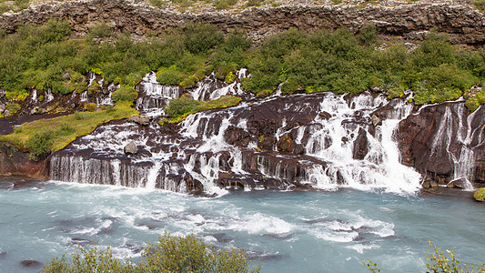 冰岛的Hraunfossar瀑布流动运动荒野山脉岩石裂缝蓝色力量溪流火山图片