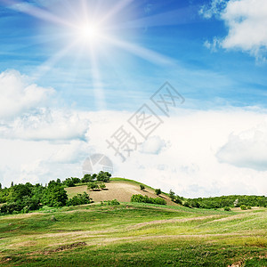 山地地形和蓝天空国家牧场植物土地射线天空草地山脉日落村庄图片