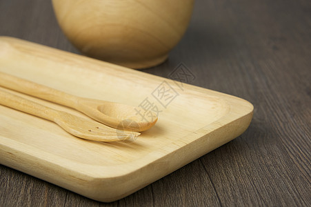 特写木质托盘上的木勺和叉子背景图片