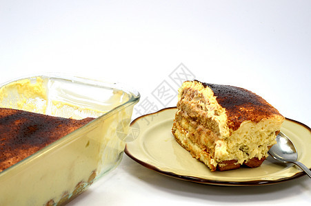 棕色盘子上的Tiramisu股份美食奶油甜点食物可可蛋糕巧克力糕点红色饼干图片