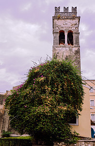 贝尔弗里东正教教堂衬套建筑学建筑教会柱子植物叶子天空图片