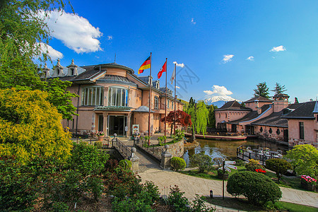 美丽的欧洲花园景点 在日本阳光明日池塘建筑花园房子椅子晴天彩虹艺术叶子石头图片