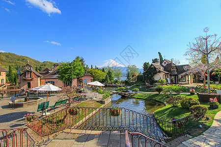 美丽的欧洲花园景点 在日本阳光明日叶子桌子建筑住宅彩虹蓝色植物途径假期爬坡图片