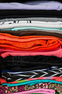 一堆五颜六色的衣服衣柜棉布服饰白色团体纺织品店铺衬衫毛衣材料图片