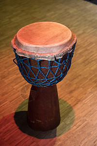 传统木制非洲金贝鼓台乐器韵律工艺木头皮革隐藏雕刻异国文化山羊皮图片