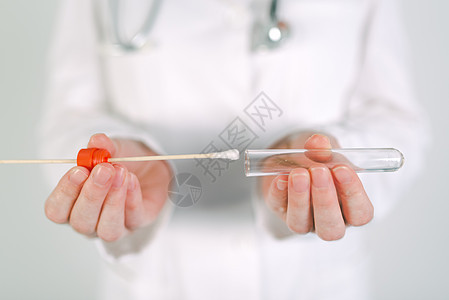 在DNA中收集生物样本的女法医技术员 女性法医技术员科学刑事成人标本微生物学药品棉布女士实验室管子图片