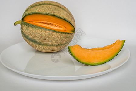 白底带切片的成熟甜瓜果皮水果饮食橙子热带西瓜农业蔬菜种子图片