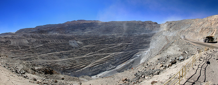 智利 世界最大的露天矿坑铜矿地球机械卡车出口地理沙漠探索工作挖掘材料图片