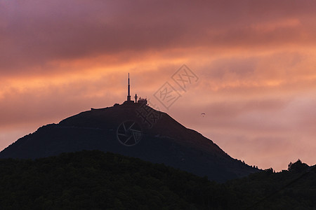 从克莱蒙特费朗观测到的PuydeDome火山全景建筑学天际陨石旅行地标圆顶天空日落图片