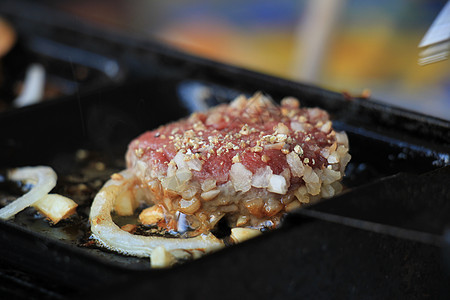 小块肉烧烤派对牛肉香肠猪肉牛扒火锅炙烤食物桌子图片