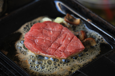 小块肉桌子食物家禽派对猪肉美食炙烤托盘烧烤香肠图片