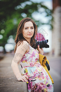 年轻美女在城里玩得开心 摄影机旅行Pho女士假期旅游女性女孩游客城市成人摄影潮人图片