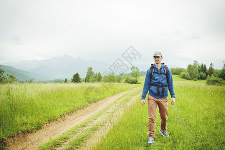 背背背山上登山旅行男踪迹旅游远足者背包闲暇游客冒险男人运动男性图片