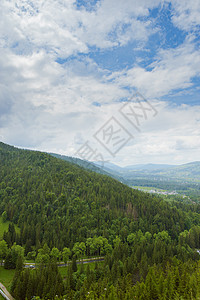 夏季山区地貌顶峰森林天空爬坡蓝色山脉高地晴天场景风景图片
