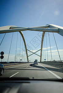 钢桥上看到车汽车街道交通风景城市建筑学蓝色运输商业旅游图片