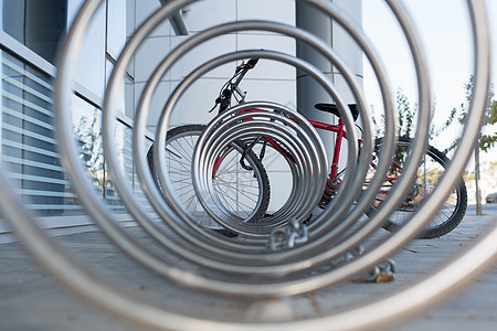 自行车车泊车位基础设施城市安全场景车辆街道车轮金属运输图片