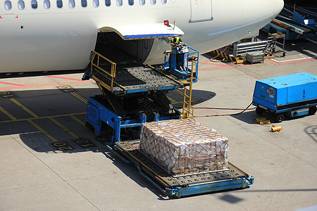 飞机上装载货物活动飞行地面处理准备平台航班商业机场货运图片