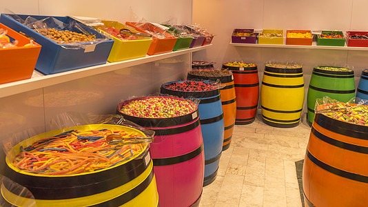 装满多彩糖果的木制桶图片