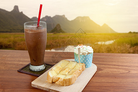 可可巧克力冰黄油甜点营养杯子木头食物早餐蛋糕面包牛奶图片