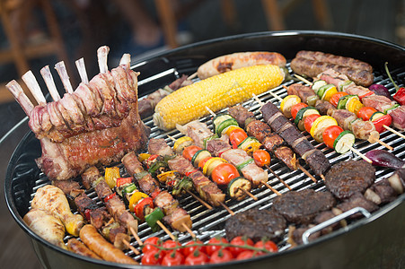 烤肉上吃各种美味的烤肉和蔬菜炙烤野餐煤炭午餐季节晴天牛扒香肠牛肉食物图片