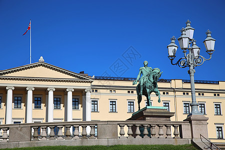 北奥斯陆卡尔约翰十四国王的皇宫和雕像城市首都地标旅游建筑学住宅纪念碑历史观光公园图片