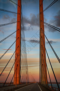 日落时见瑞典与丹麦之间的奥雷松桥运输交通地标建筑学商业铁路天际天空旅行图片
