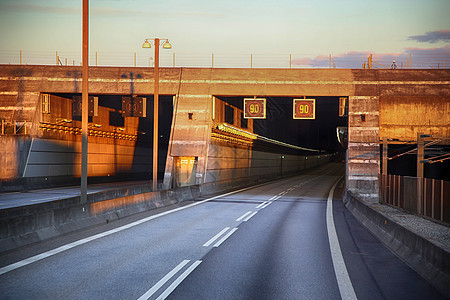 瑞典和丹麦之间的Oresund桥入口处 Oresund隧道图片