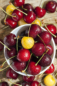 多汁和成熟的樱桃种子美食甜点水果饮食材料食物浆果宏观木头图片