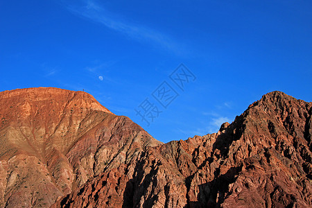 阿根廷Jujuy省Purmamarca的七色山丘颜色村庄旅游蓝色黏土世界侵蚀货车石头天空地标图片