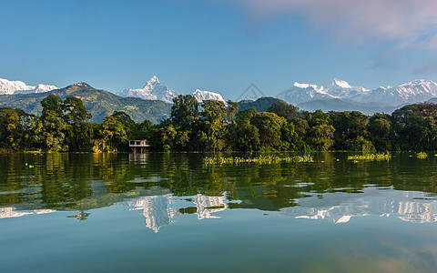 Pokhara的Phoha湖和Annapurna山脉图片