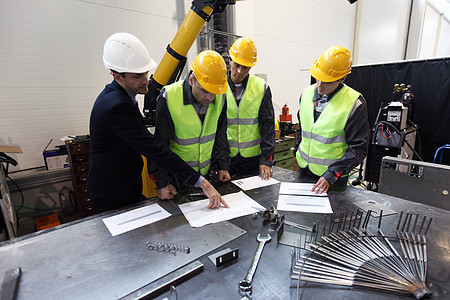 工厂的工人和经理团队商业仓库男人制造业作坊桌子同事工具工程师图片