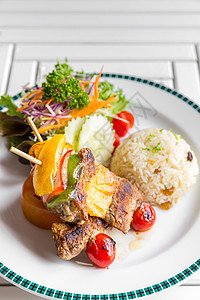 烤牛肉和大米食谱野餐食物蔬菜桌子烹饪炒饭金属烤串油炸图片