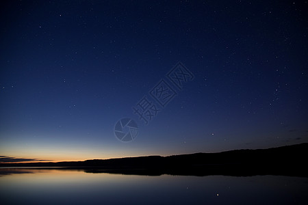 紫暮夜湖照片天空风景蓝色地平线月光反射图片