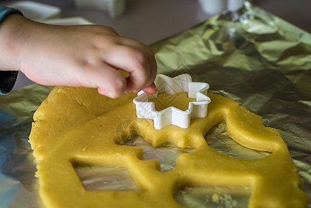 小孩做面粉饼干剪刀面团生产刀具桌子糕点女孩烹饪手指厨房童年图片