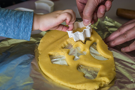 孩子和爸爸做 面饼饼干切割机面粉厨房童年糕点刀具手指盘子面团美食家庭图片