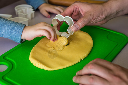 孩子和爸爸做 面饼饼干切割机女孩别针面团家庭烹饪美食童年糕点手指饼干图片
