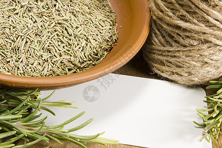 新鲜的迷迭香和干燥的碗分支机构草药食品烹饪疗法植物草本植物芳香香草香料图片