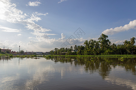 Tha Chin 河沿岸 Nakhon路德水葫芦镜子反射天空植物白云下巴蓝天全景农村图片