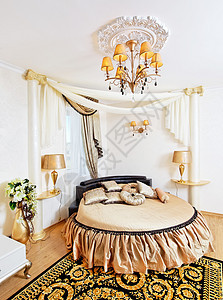 金色古典卧室内有圆床的图片