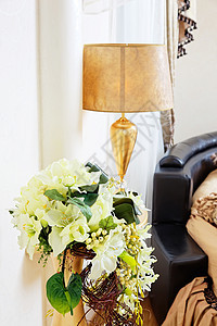 金花瓶 在美丽的桌灯旁有鲜花图片