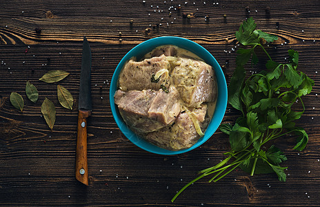 配香料和洋葱的肉类桌子胡椒腌料拼盘猪肉迷迭香草药木板柠檬蓝色图片