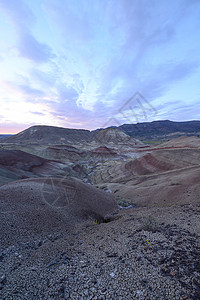 涂漆的矿石山旅行沙漠天空红色火山岩石土壤爬坡风景黄色图片