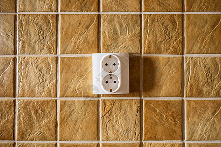 厨房墙上的白色电插座 配有瓷砖活力电源电气插头家电出口房子交流电电压家庭图片