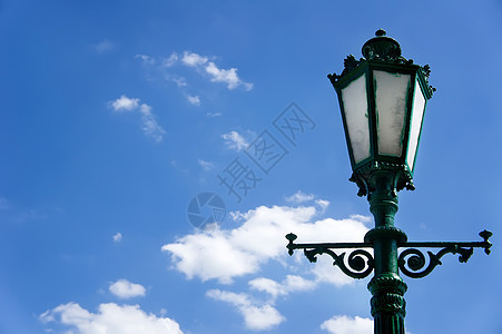 蓝色天空背景的绿色灯柱信号红绿灯地平线街道枝形活力玻璃灾难城市金属图片
